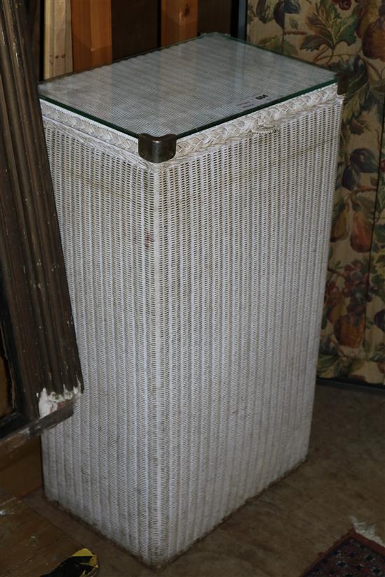 A Lloyd Loom linen basket(-)